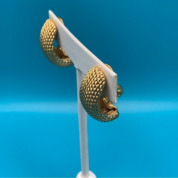 $9.99 Shipping Monet Vintage 1960’s Gold Plated Textured Half Hoop Clip Earrings - Picture 3 of 6